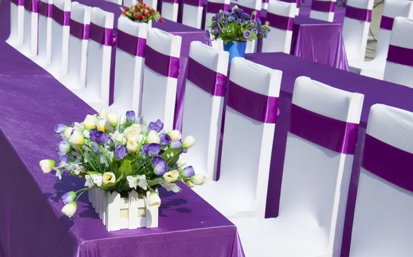 Stuhl mit violettem Band — Stockfoto
