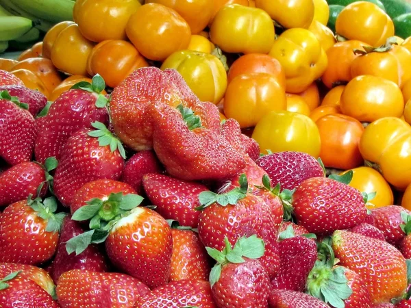 Tel Aviv strawberry and  persimmons 2013 — Stock Photo, Image