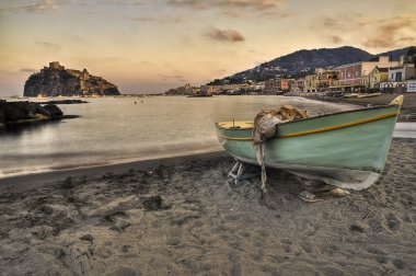 Aragonca Kalesi (Ischia Adası İtalya) görünümünden beach eski priso