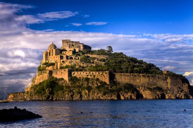 Günbatımı kalede Aragonca: Ischia Adası (İtalya)