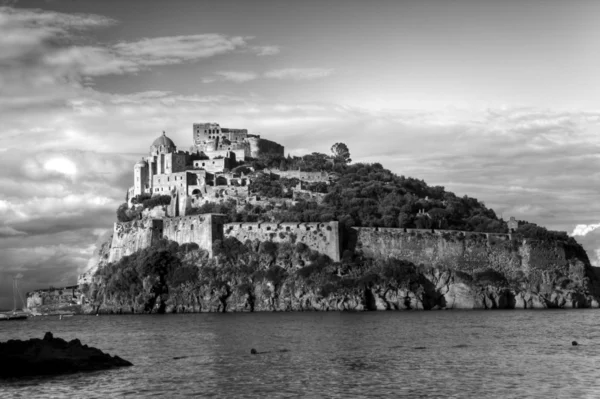 Ischia Adası Aragonca kale bw