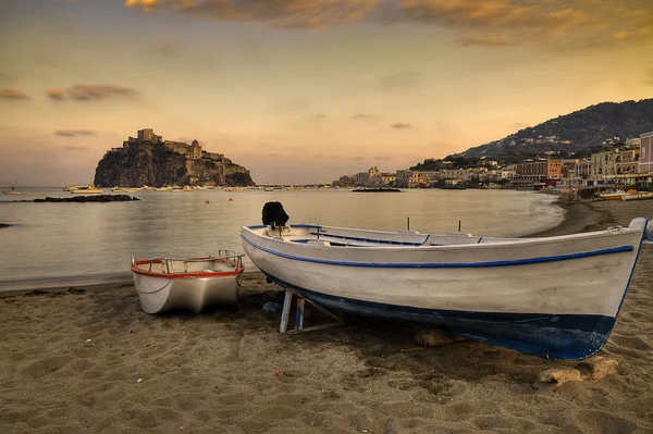 Widok na zamek (Ischia island Włochy) Aragonii od plaży stare priso — Zdjęcie stockowe