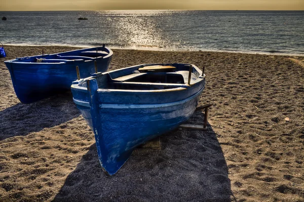 Erchie amalfi kust van Italië strand en 2 boten — Stockfoto