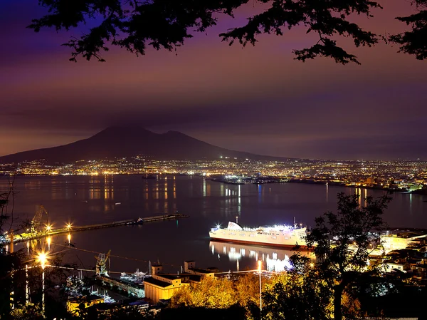 Vista notturna di Napoli e del Vesuvio dalla strada panoramica Immagine Stock