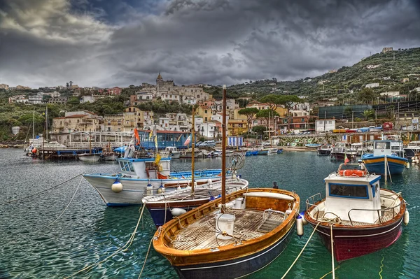 Massa Lubrense, pueblo pesquero italiano HDR — Foto de Stock