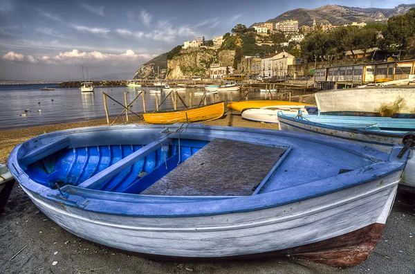 Seiano гавань: човни на пляжі — стокове фото