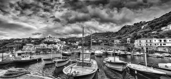 Massa lubrense, Italiaanse visserij dorp panoramisch zwart wit — Stockfoto
