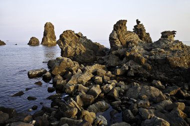 Aci Trezza (Sicilya) bazaltik kayalar ve kayalıklarla