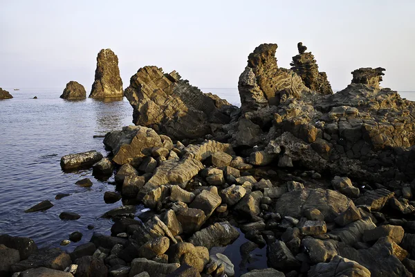 特雷扎 Aci (西西里) 玄武质岩石和峭壁 图库图片