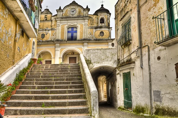 En iyi köy İtalya'nın albori kilise santa margherita