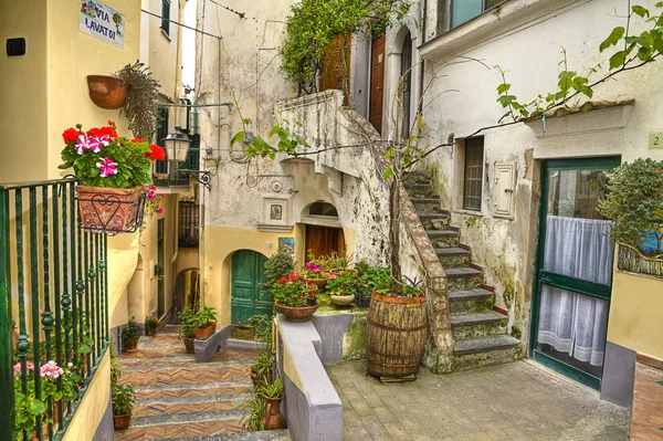 最好的意大利村庄 albori 洗街 图库照片