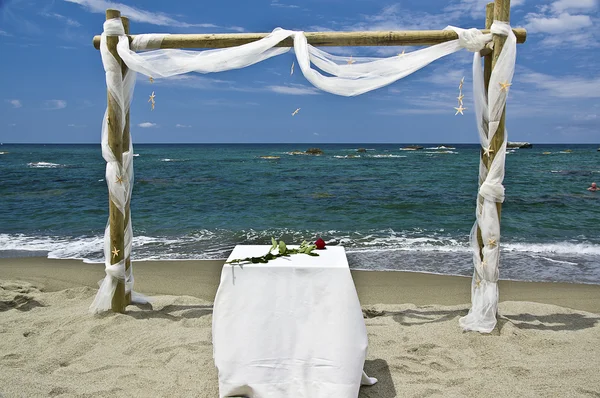 Impostazione per il matrimonio sulla spiaggia di citara sull'isola di Isch Fotografia Stock