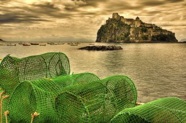 Ischia ponte plajında kuruması için tencere