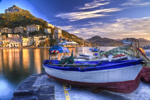 Cetara pueblo pesquero costa de Amalfi reflejos acuáticos al sol —  Fotos de Stock