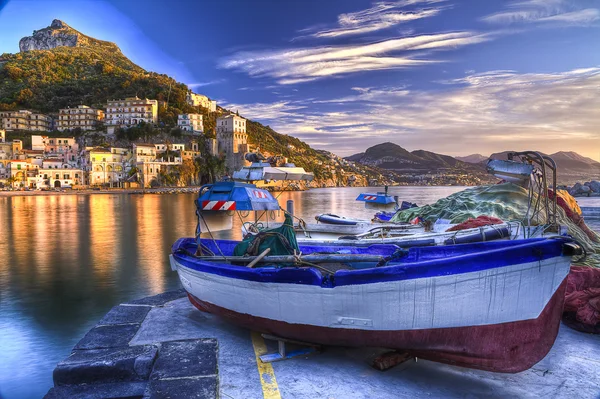 Cetara pueblo pesquero costa de Amalfi reflejos acuáticos al sol — Foto de Stock