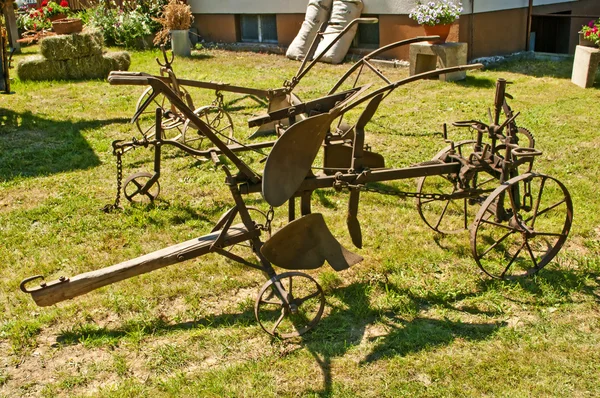 Arado de máquina de agricultura antiga — Fotografia de Stock