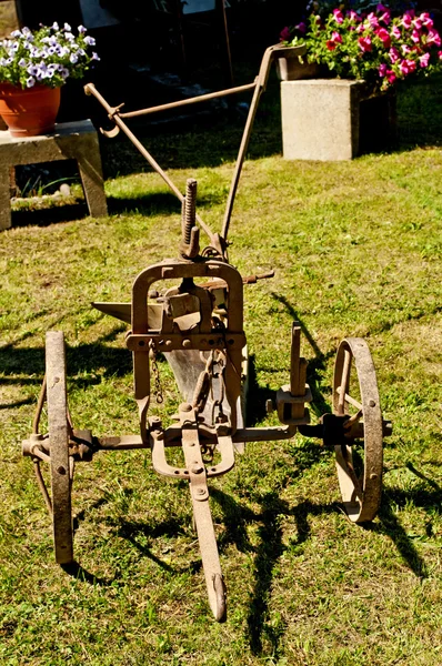 Arado de máquina de agricultura antiga — Fotografia de Stock