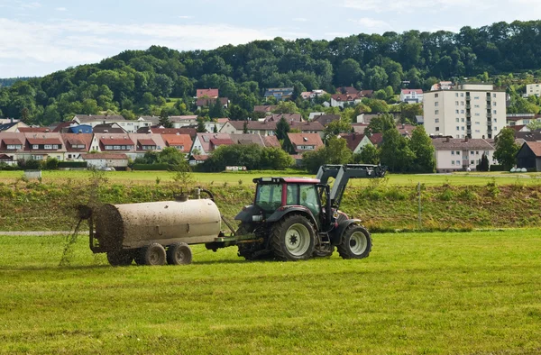 Trekker gooien mest — Stockfoto