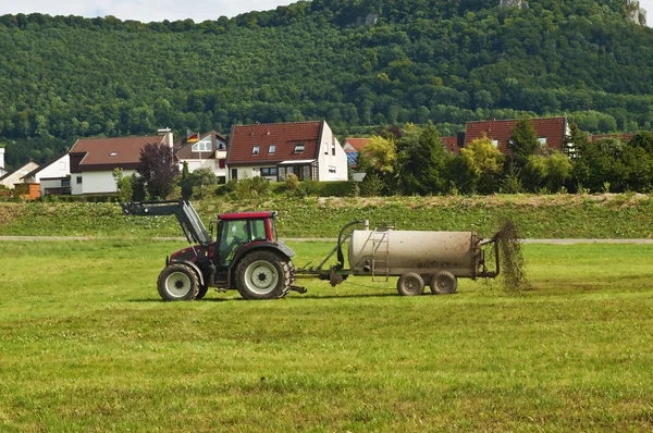 Tractor throwing dung — Stock Photo, Image