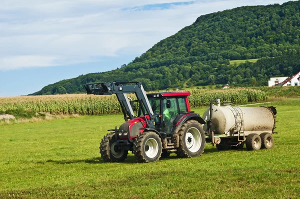 Tractor with dung — Stock Photo, Image