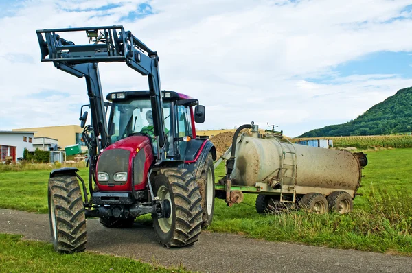 Trekker met mest aanhangwagen — Stockfoto