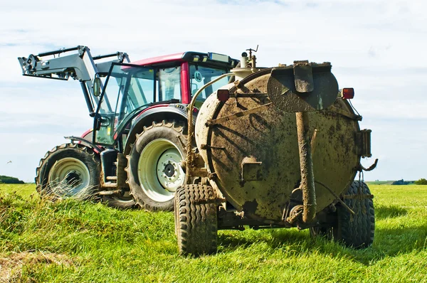 Tractor with dung trailer — Stock Photo, Image