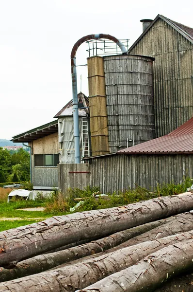 Velho celeiro com silo — Fotografia de Stock