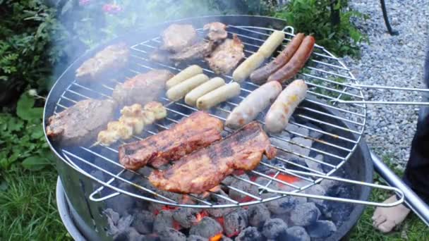Барбекю с мясом и колбасой — стоковое видео