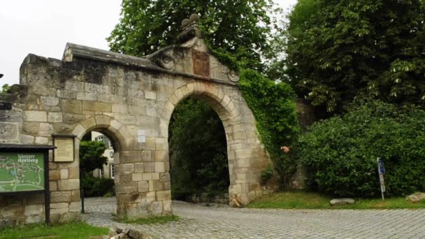 Porta dell'abbazia medievale tedesca Adelberg — Video Stock