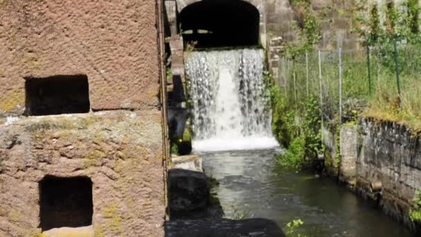 Antiguo molino de martillos en Jaegerthal, Alsacia, Francia — Vídeo de stock