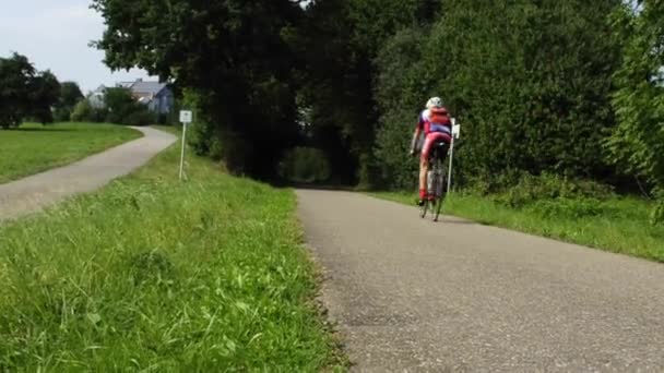 Ciclista deportivo en una línea de bicicleta — Vídeo de stock