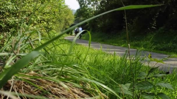 Ciclista em uma linha de bicicleta — Vídeo de Stock