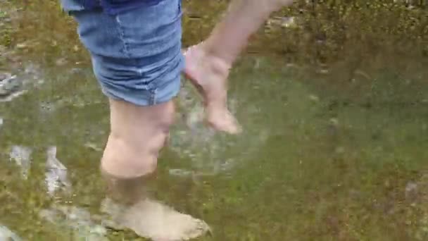 Kroczenie wody — Wideo stockowe