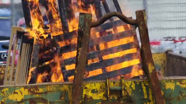 Požár v odpadní nádobě — Stock video