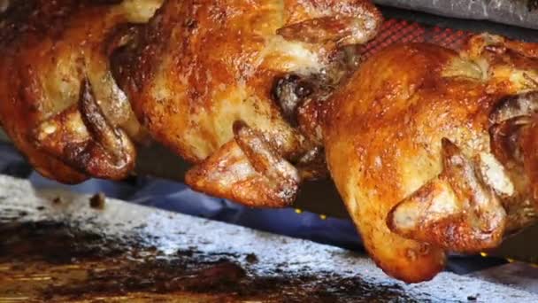 Poulets à griller sur barbecue tournant — Video
