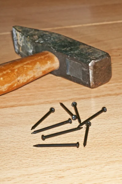 Hammer mit Nägeln — Stockfoto