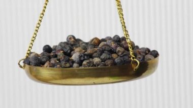 Ardıç meyveleri bir denge