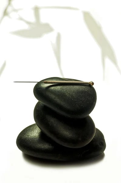 Игла для иглоукалывания на камне — стоковое фото