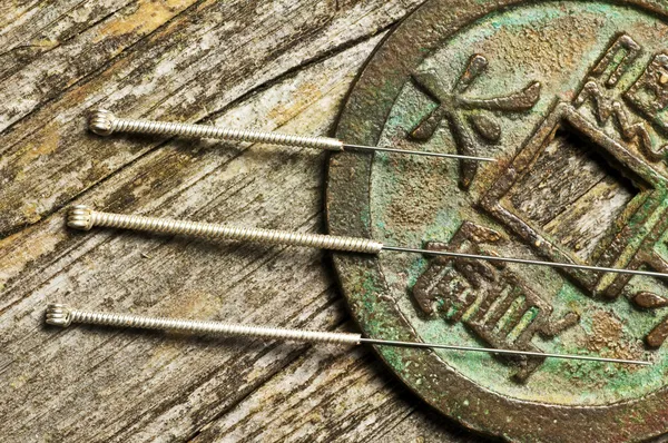 Acupunctuurnaalden op chinese munt — Stockfoto