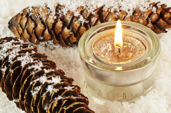 蜡烛在雪中 — 图库照片
