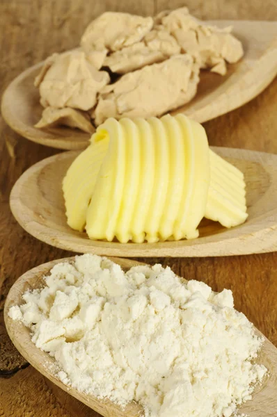 Baking ingredients butter, yeast and meal — Stock Photo, Image