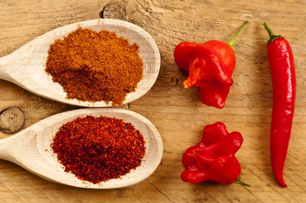 Chili Cayenne and bishop´s crown with chili powder — Stockfoto