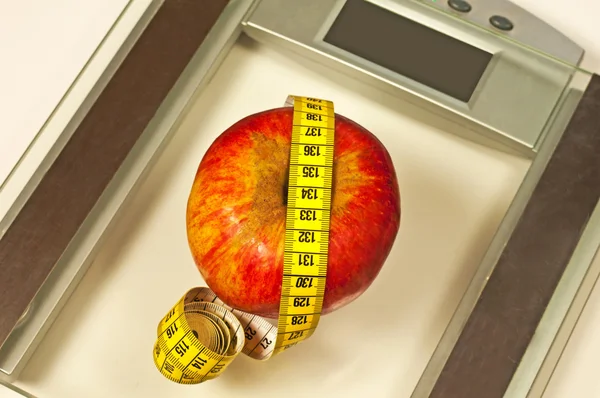 体重計の測定とアップル — ストック写真