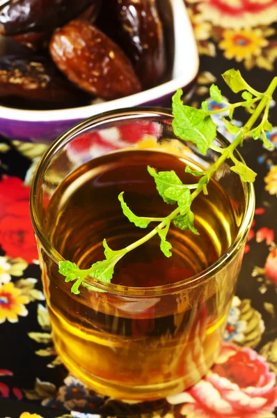 Мятный чай с листьями — стоковое фото