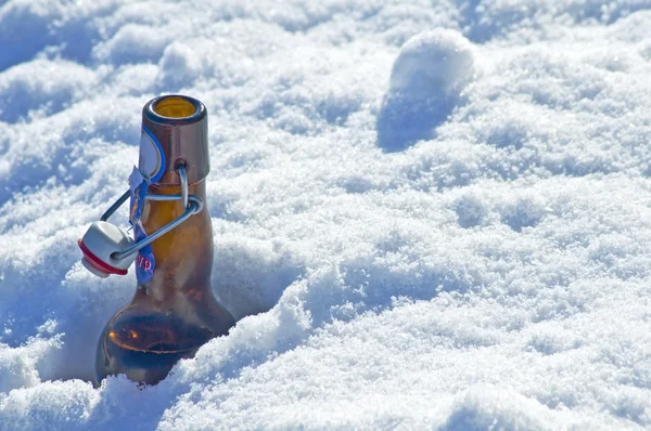 Butelki piwa w śniegu — Zdjęcie stockowe