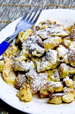 Avusturyalı deli cut-up ve kuru üzüm ile şekerli gözleme