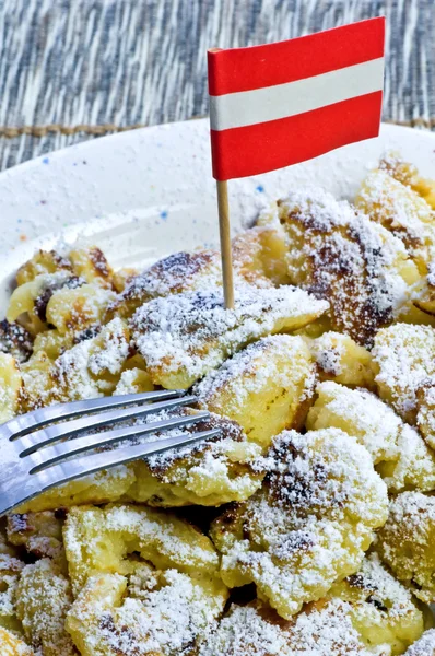 Deli Österrike styckade och sockrade pannkaka med russin — Stockfoto