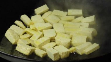 Çinli bir wok içinde tofu