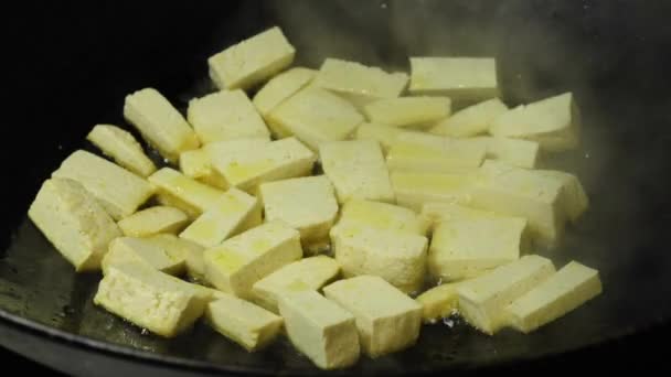 Тофу в китайском воке — стоковое видео