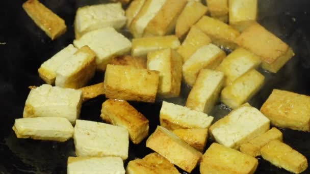 Tofu in un wok cinese — Video Stock